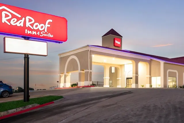 Photo 1 - Red Roof Inn & Suites Austin East - Manor