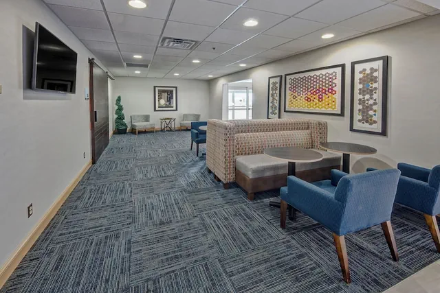 Photo 1 - Holiday Inn Express & Suites London by IHG