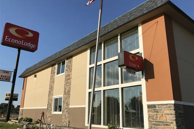 Photo 1 - Econo Lodge La Crosse North