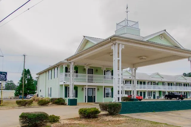 Photo 1 - Key West Inn - Childersburg