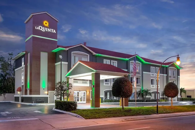 Photo 1 - La Quinta Inn & Suites by Wyndham Tampa Bay Area-Tampa South