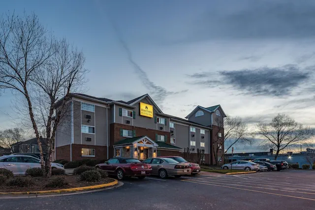 Photo 1 - HomeTowne Studios & Suites by Red Roof Charlotte - Concord