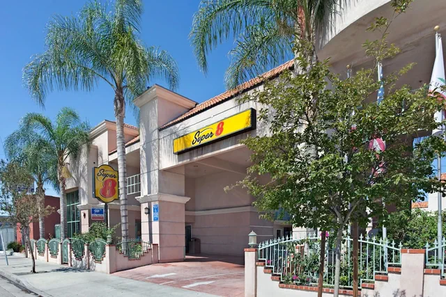 Photo 1 - Super 8 by Wyndham North Hollywood