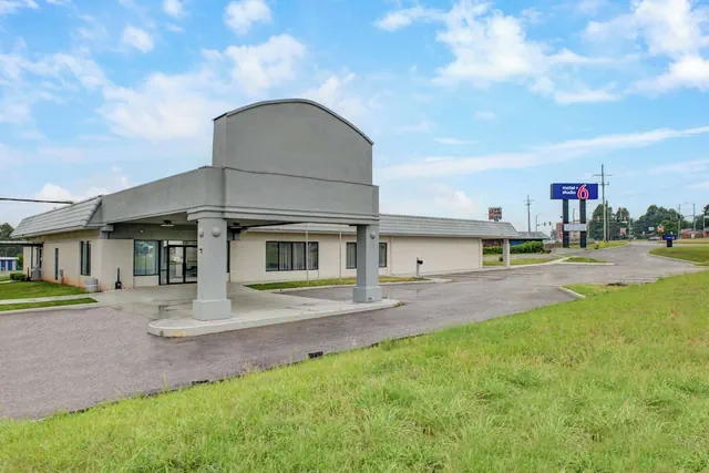 Photo 1 - Motel 6 Chickasha, Ok