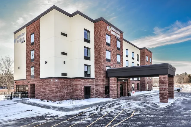 Photo 1 - Cobblestone Hotel & Suites - Rhinelander