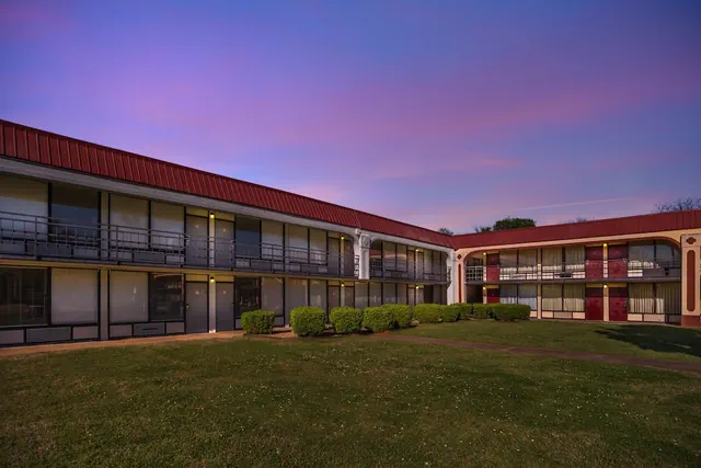 Photo 1 - HomeTowne Studios by Red Roof Montgomery - Midtown