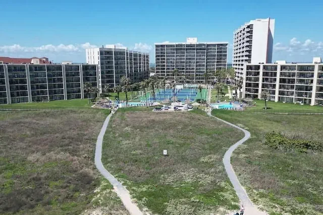 Photo 1 - Resort-like Beachfront - Heated Pool