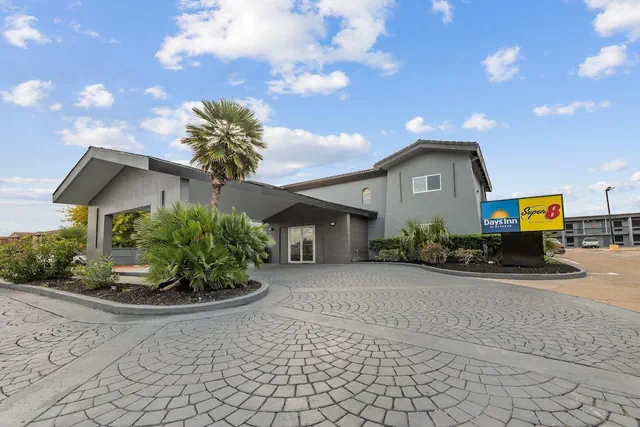 Photo 1 - Super 8 by Wyndham Texas City/Galveston Area