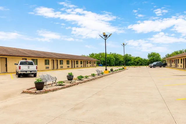 Photo 1 - Freer Executive Inn and Studios