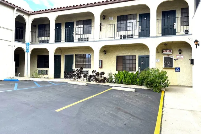Photo 1 - CHERRY MOTEL