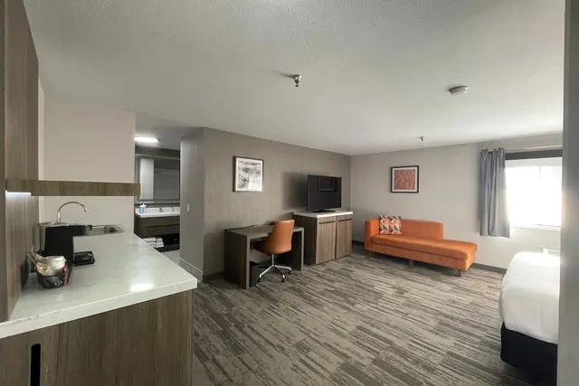 Photo 1 - Sisk Hotel