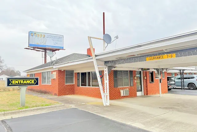 Photo 1 - Deluxe Inn