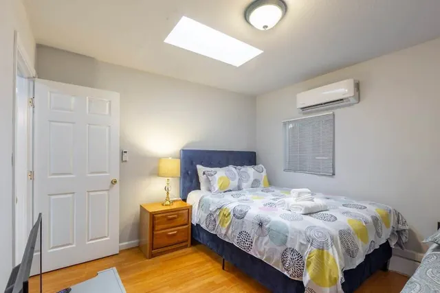 Photo 1 - Marbella Lane - 2BR Guest House Dtwn RWC Pking