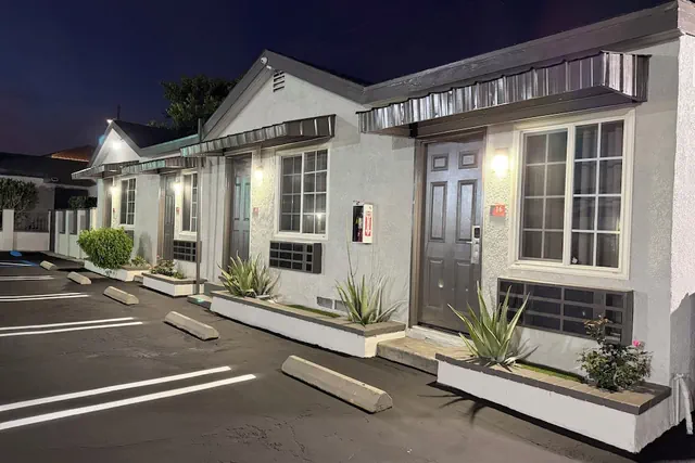 Photo 1 - Scenic Motel