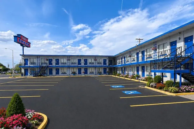 Photo 1 - Budget Inn Ontario