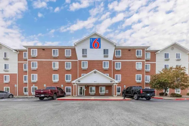 Photo 1 - Motel 6 Suites Oklahoma City Norman OK