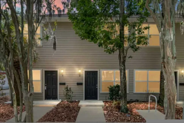 Photo 1 - Gorgeous Townhome UF Campus Adjacent Full Kitchen
