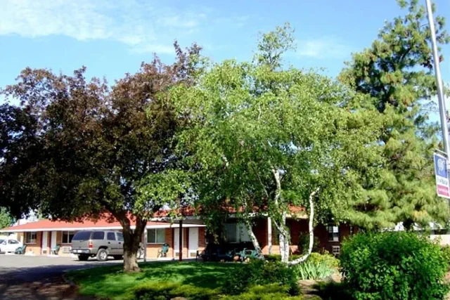 Photo 1 - GOLDEN WEST MOTEL