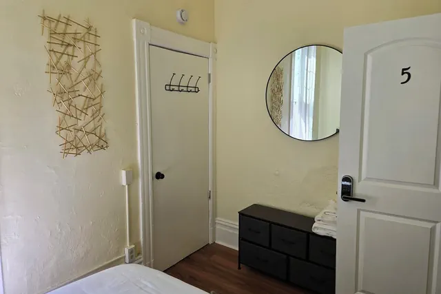 Photo 1 - Sunny Two Bedroom in Uptown