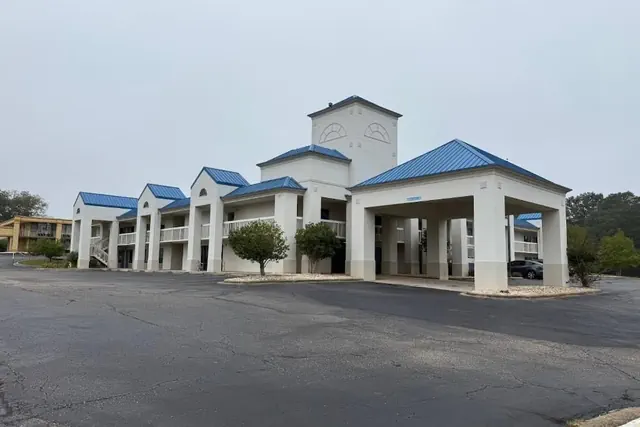 Photo 1 - Express Inn