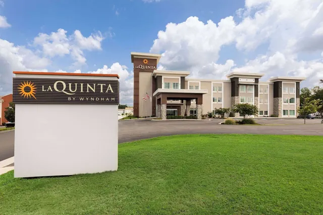 Photo 1 - La Quinta Inn & Suites by Wyndham Cullman
