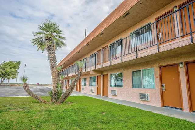 Photo 1 - Economy Inn Buttonwillow Bakersfield I-5