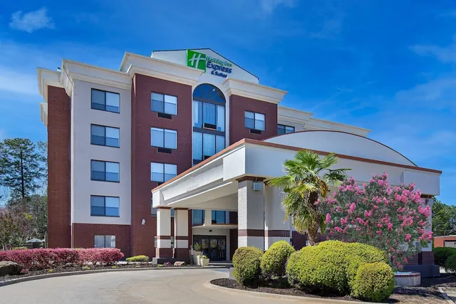 Photo 1 - Holiday Inn Express Hotel & Suites Birmingham - Inverness by IHG
