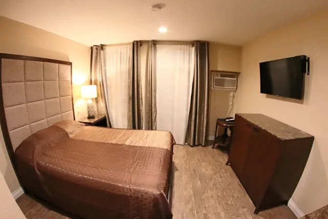 Photo 1 - Santa Cruz Inn Riverside