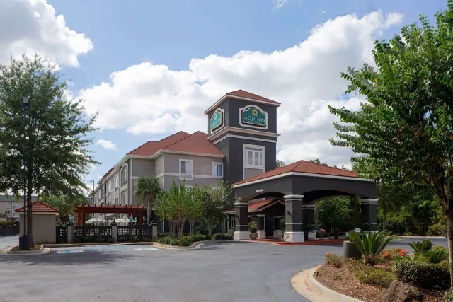 Photo 1 - La Quinta Inn & Suites by Wyndham Mobile - Daphne