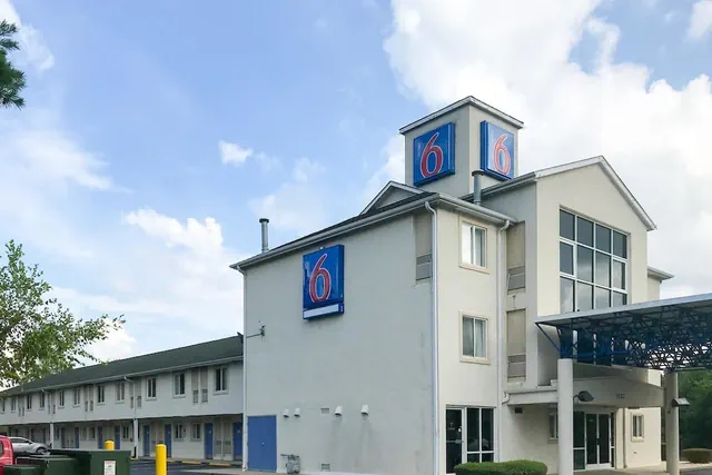 Photo 1 - Motel 6 Statesville, NC