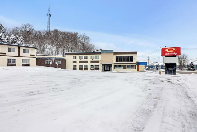 Photo 1 - Econo Lodge Manistee
