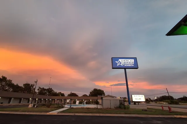 Photo 1 - Americas Best Value Inn Giddings