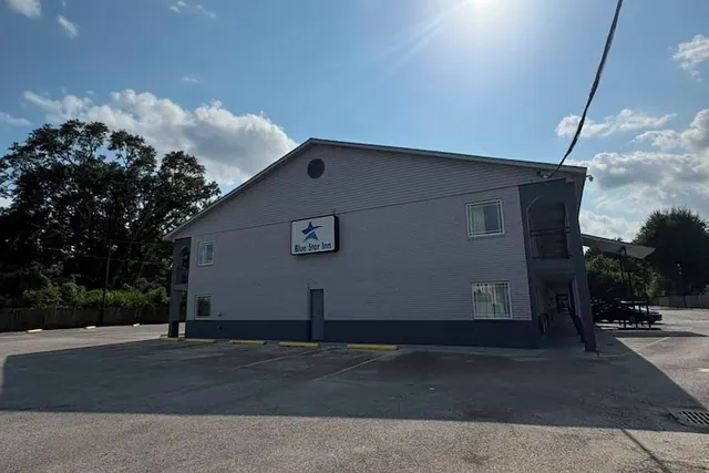 Photo 1 - Blue Star Inn Lafayette Near Airport I-10
