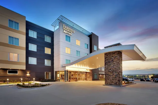 Photo 1 - Fairfield Inn & Suites by Marriott Springfield North
