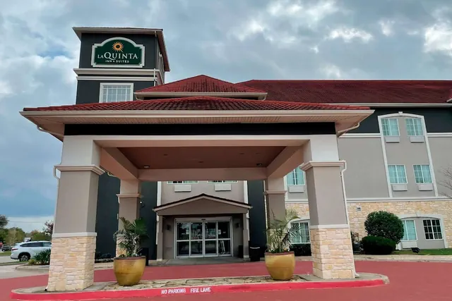Photo 1 - La Quinta Inn & Suites by Wyndham Waxahachie