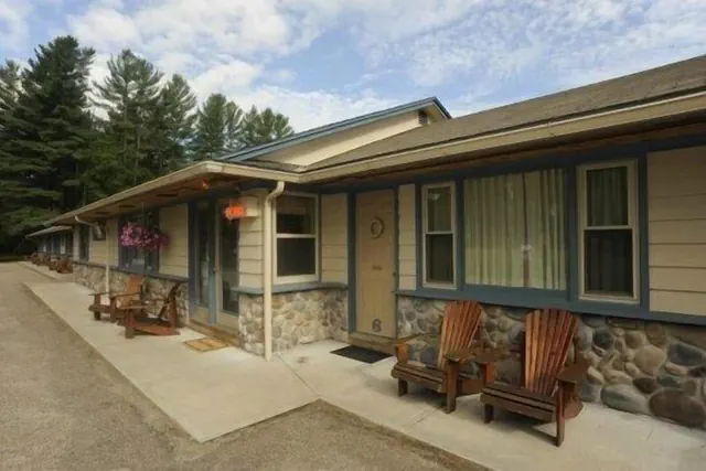 Photo 1 - Country Club Motel