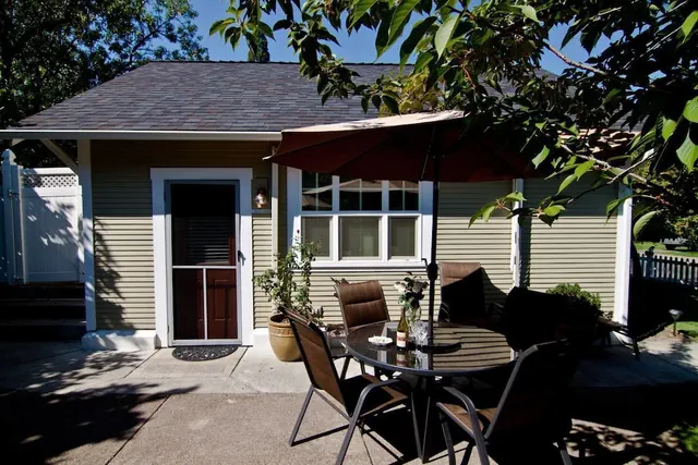 Photo 1 - Lori Lanes 'romeo Cottage' ~ 2 Bedroom ~ Downtown